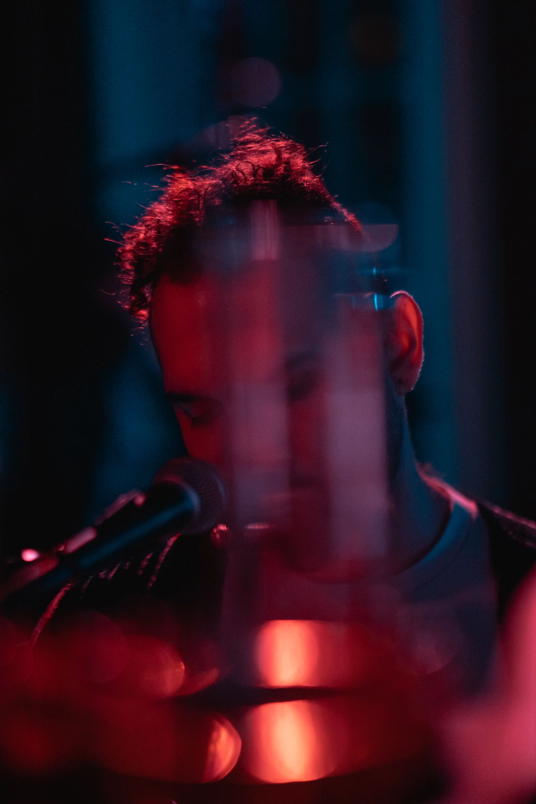 Elliot.wavs performing under red and blue lights