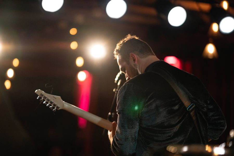 Elliot.wavs press photo 10